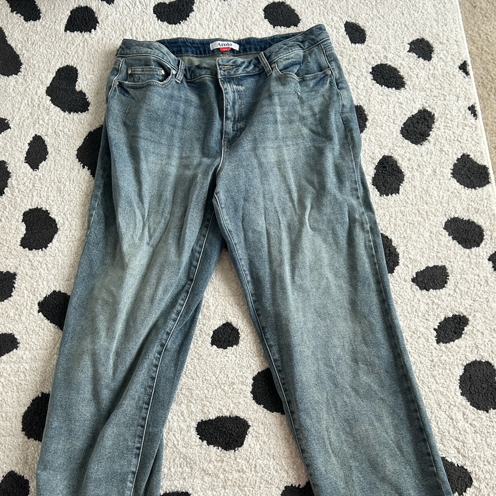 Arula mom jeans.